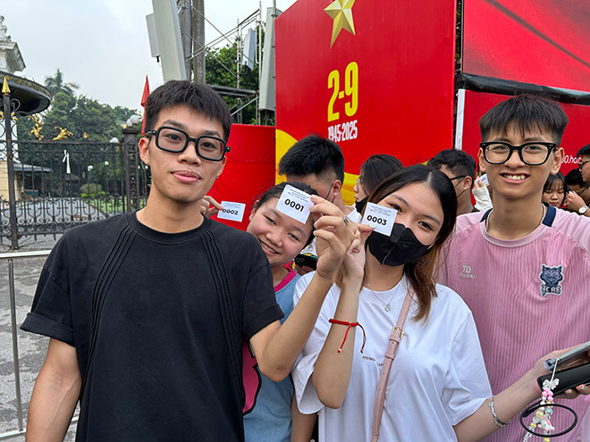 The first audiences to receive tickets for the national concert "80 years of independence - freedom - Happiness". Photo: Quynh An