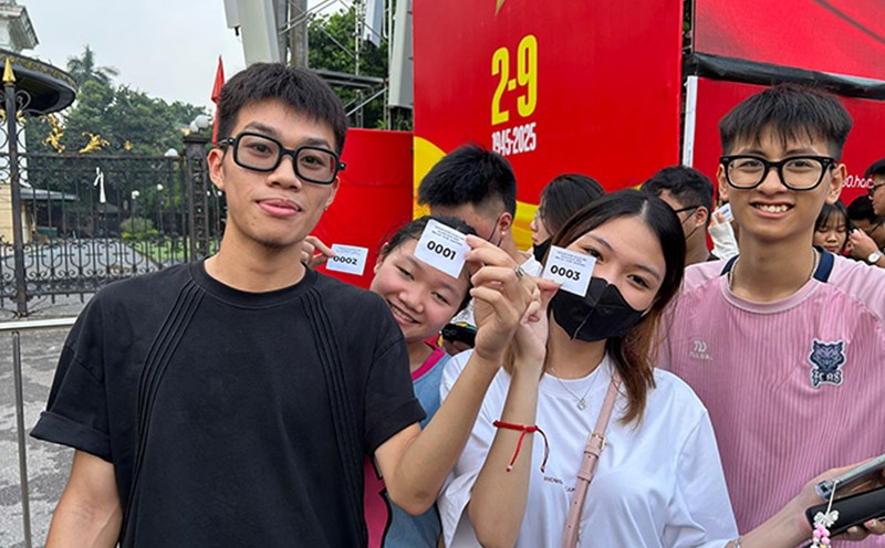 The first audiences to receive tickets for the national concert "80 years of independence - freedom - Happiness". Photo: Quynh An
