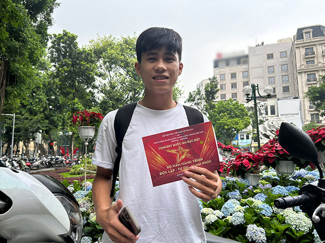 Khan gia Nguyen Van Son xep hang 15 tieng de co tam ve concert. Anh: Quynh An