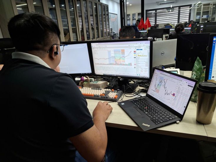 Recently, the stock market has been bustling with record trading sessions. Photo: Luc Giang