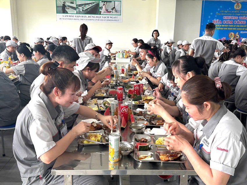 Astemo 노동조합은 노동자들의 삶을 개선하고 격려하기 위한 식사를 조직합니다. 사진: Astemo 유한 회사