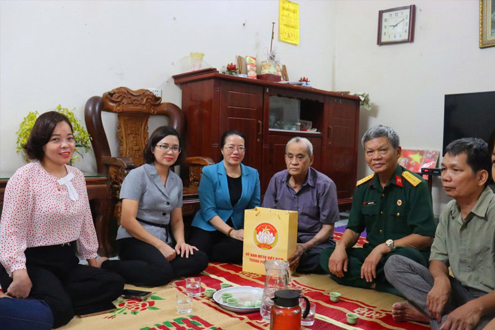 Dong chi Pham Hai Hoa cung doan cong tac tham, tang qua cac hoi vien.