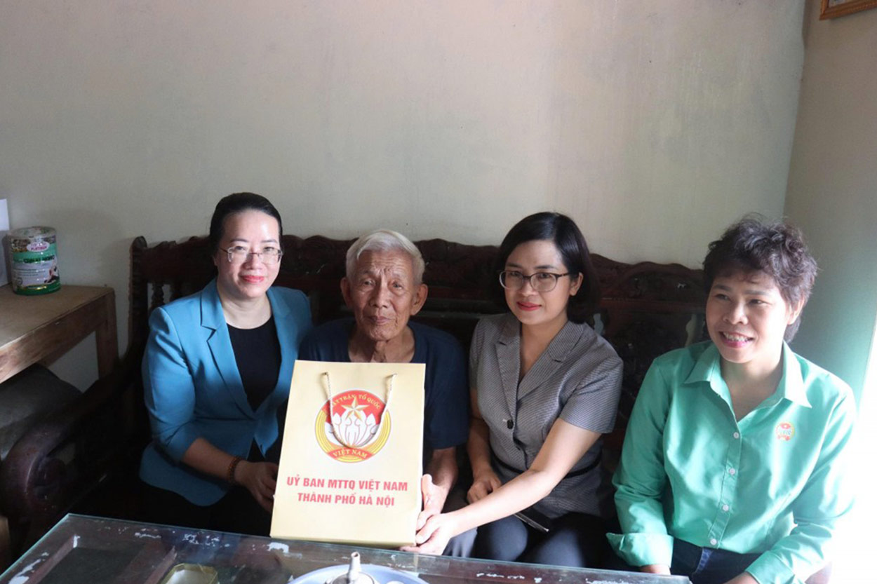 Doan cong tac tham va tang qua cac gia dinh.