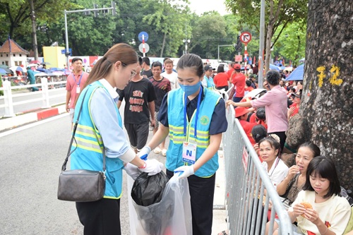 Cong ty TNHH MTV Moi truong do thi Ha Noi bo tri cong nhan tuc truc tren cac tuyen pho co dong nguoi dan cho xem hop luyen dieu binh. Anh: Dinh Hiep