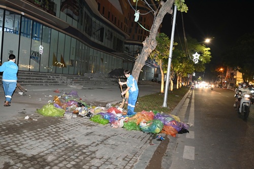 Cong nhan ve sinh moi truong Ha Noi thu don rac sau buoi So duyet. Anh: Dinh Hiep