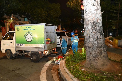 La gente aumenta la conciencia sobre el mantenimiento de la higiene creando una hermosa imagen de la capital. Foto: Dinh Hiep