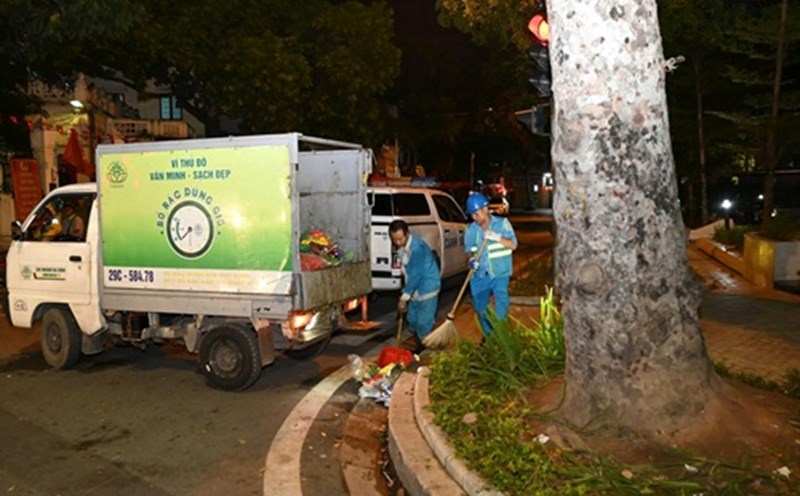 People raise awareness of maintaining hygiene, creating a beautiful image of the capital. Photo: Dinh Hiep