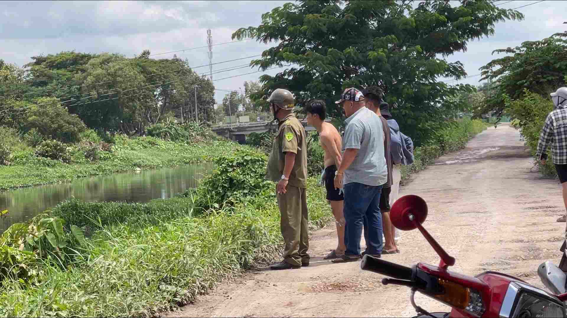 Khu vực hiện trường phát hiện thi thể nam thanh niên. Ảnh: Dương Bình