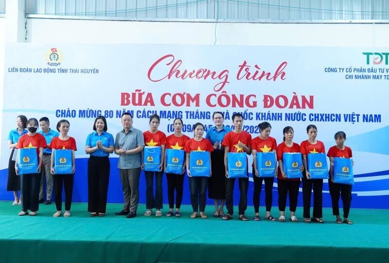 Tang qua cho cac cong nhan co hoan canh kho khan. Anh: Pham Kien