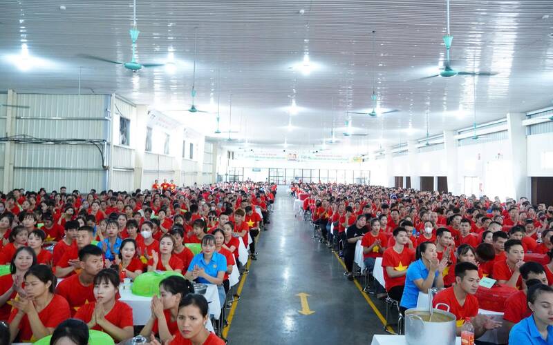 Bua com Cong doan cho 1.500 doan vien, nguoi lao dong. Anh: Pham Kien