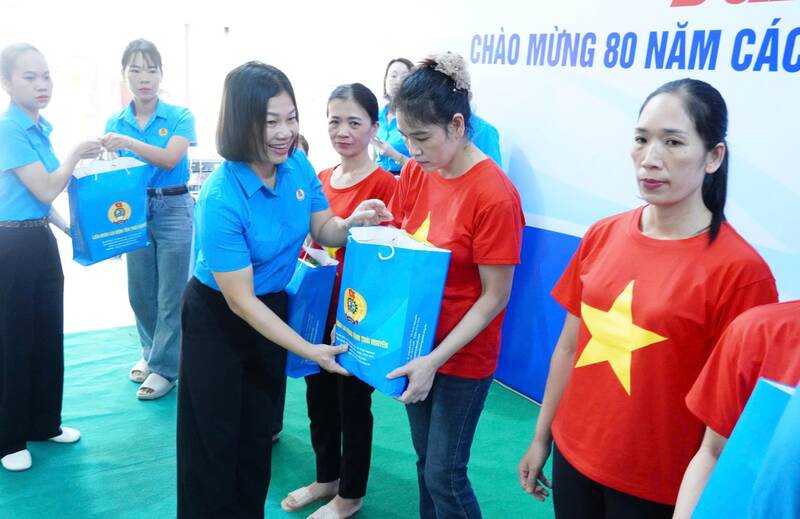 타이응우옌성 노동총연맹 지도부가 노동자들에게 선물을 증정하고 있습니다. 사진: Pham Kien