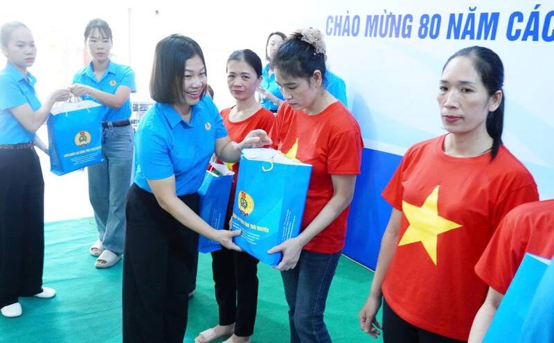 Leaders of the Thai Nguyen Provincial Federation of Labor presented gifts to workers. Photo: Pham Kien