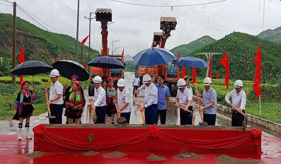 Ceremonie de lancement de la construction du projet de renovation et de modernisation de la route provinciale 330 (section de la commune de Ba Che a la route provinciale 342). Photo : Doan Hung