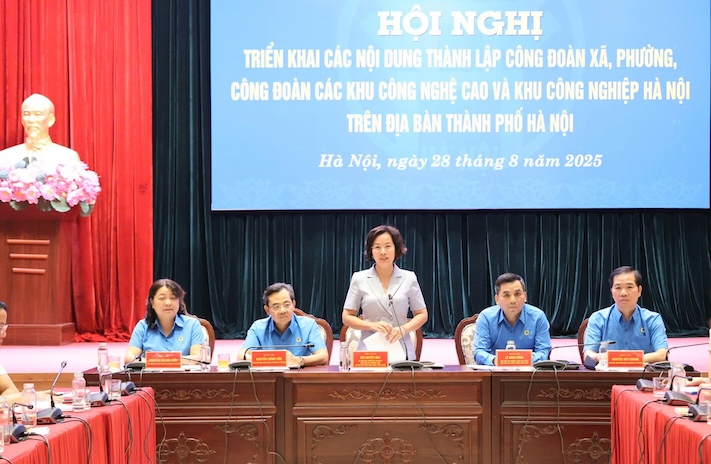 하노이시 노동총연맹은 사회 구 노동조합 및 하노이 하이테크 단지 및 산업 단지 노동조합 설립 내용을 조직하고 시행합니다. 사진: Huong Giang