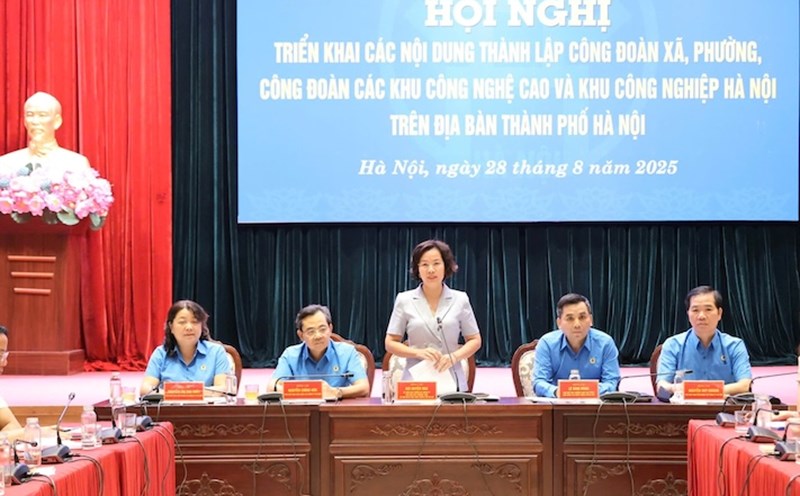 The Hanoi City Labor Federation organizes the implementation of the content of establishing Commune, Ward and Hanoi Industrial Parks Trade Unions. Photo: Huong Giang