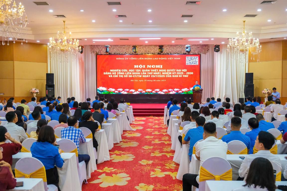 Cac dang vien, quan chung uu tu nghiem tuc nghe cac noi dung quan triet tai hoi nghi. Anh: Bao Han