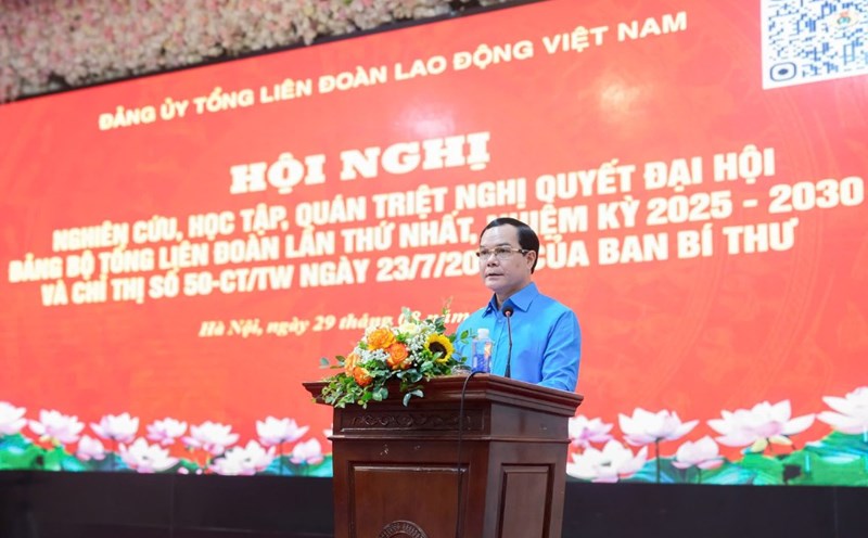 President of the Vietnam General Confederation of Labor Nguyen Dinh Khang thoroughly grasped the contents of the conference. Photo: Bao Han