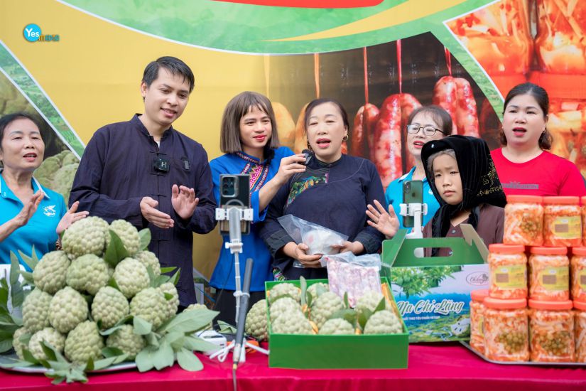 President du comite populaire de Chi Lang Commun (Lang Son) et du Livestream a vendu NA avec le peuple. Photo: Khanh Linh