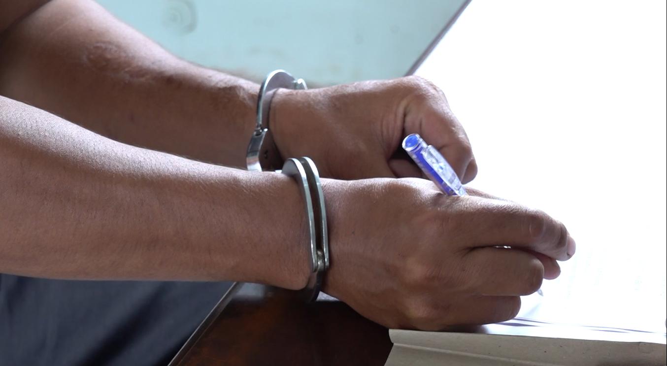 쯔엉은 복권 판매 노인의 핸드백을 강탈했습니다.