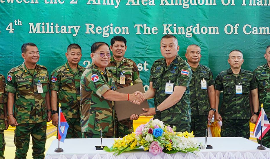 Tu lenh Quan khu 4 Campuchia Pov Heng (trai) bat tay Tu lenh Quan khu 2 Thai Lan Boonsin Padklang sau phien hop bat thuong Uy ban Bien gioi Khu vuc (RBC) ngay 27.8.2025. Anh: Bo Quoc phong Campuchia