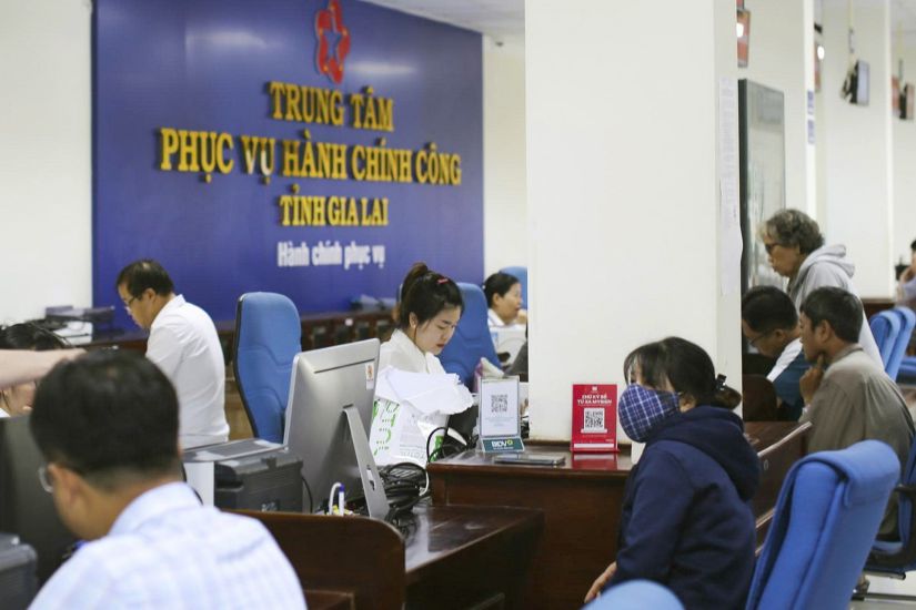 People handle procedures at the Gia Lai Provincial Public Administration Service Center. Photo: Hoai Phuong