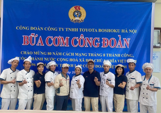 노동조합 점심 식사는 1 050명의 조합원과 노동자를 위해 조직되었습니다. 사진: Huong Giang