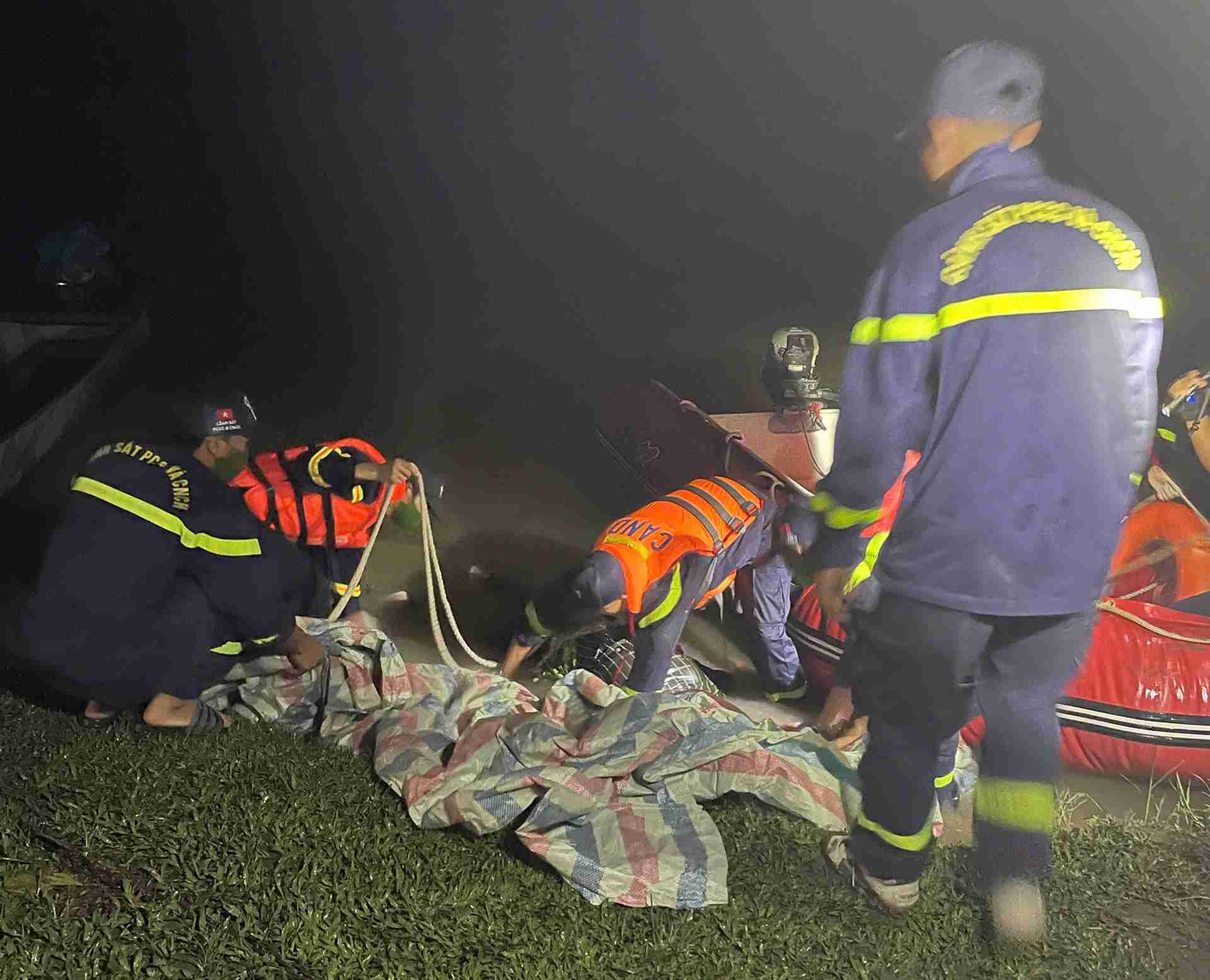 기능 부대가 세레폭 강에서 남학생 시신을 발견했습니다. 사진: 공안 제공