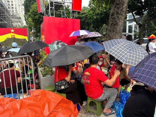 Mua gio that thuong nhung ai cung vui, nguoi dan trang bi them o, ao mua, bat...
