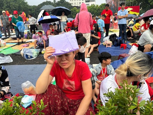 Du thoi tiet mua gio that thuong nhung khong khi van ron rang, ai nay deu hao huc.