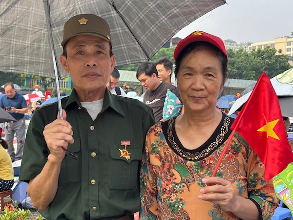 Ong Nguyen Ba Thinh (1952, cuu chien binh) cho biet, ong di tu sang som de vua duoc song lai cam xuc hao hung, vua cam nhan tinh than phan khoi cua dong bao.