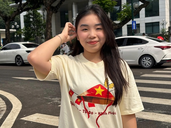 Ban Phuong Linh (Ha Noi) di cung ba, tu sang som da co mat de giu cho. Co cho biet ban than rat hao huc khi duoc hoa minh vao khong khi chuan bi cho buoi tong duyet, va mong cho nhung trai nghiem dac biet cung nguoi than.