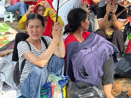 Residentes de Hanoi llevan coches y vallas para guardar asientos esperando para ver el desfile general del 2 de septiembre. Foto: Huyen Trang