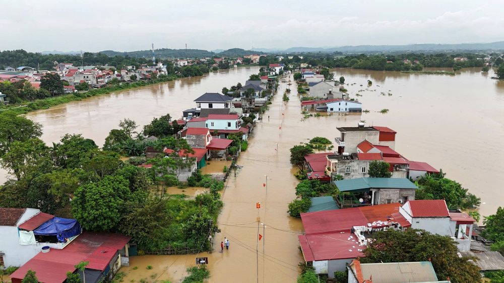 Nhieu ngoi nha o xa Kim Tan, tinh Thanh Hoa bi ngap sau trong nuoc lu. Anh: Quach Du