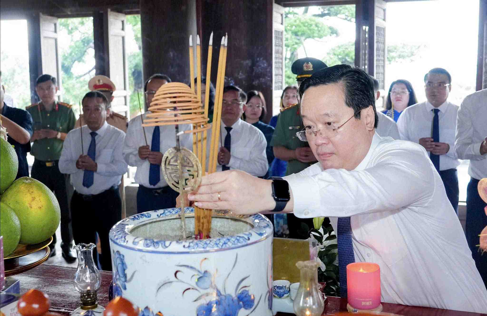 Nghe An Provincial Party Secretary Nguyen Duc Trung offered incense to commemorate President Ho Chi Minh. Photo: Ngoc Anh