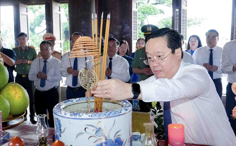 Nghe An Provincial Party Secretary Nguyen Duc Trung offered incense to commemorate President Ho Chi Minh. Photo: Ngoc Anh