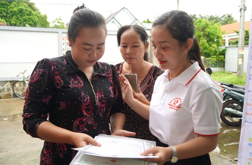 The "Saturday for the People" model brings mobile public administrative services to serve right in hamlets in Soc Trang ward (Can Tho city). Photo: Phuong Anh