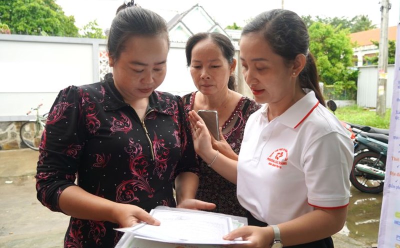 The "Saturday for the People" model brings mobile public administrative services to serve right in hamlets in Soc Trang ward (Can Tho city). Photo: Phuong Anh