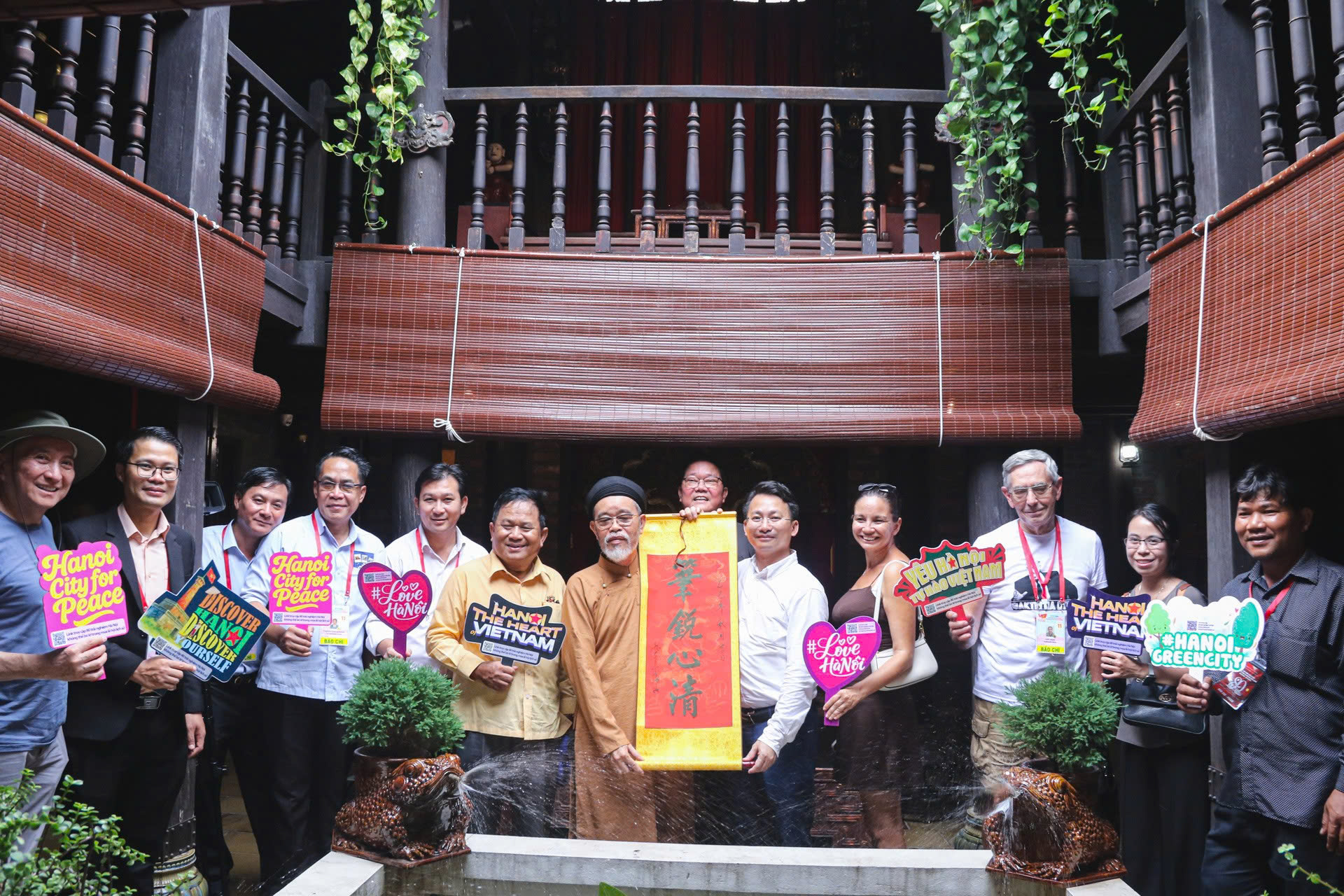 Doan tham quan cac cong trinh tai lang gom Bat Trang, Ha Noi.