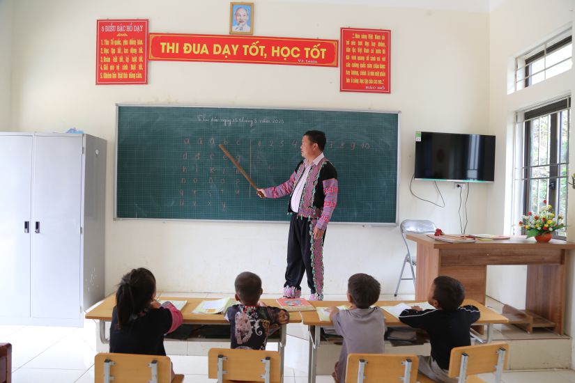 El maestro Kha A Tenh anima a los estudiantes antes del nuevo año escolar. Foto: Binh Khang