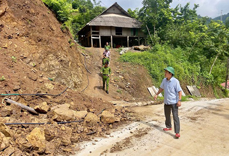 ミッションを受け入れる初期の頃、プー・トー州のタン・マイ・コミューンの人民委員会の議長であるブイ・ンゴク・ダイ氏は、地域の現実を把握するために地域の集落と集落に積極的に行きました。写真：ビン・カン