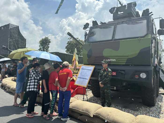 ប្រជាជនទស្សនាការតាំងពិព័រណ៍សមិទ្ធិផលជាតិ។ រូបថត៖ អាន ង្វៀន