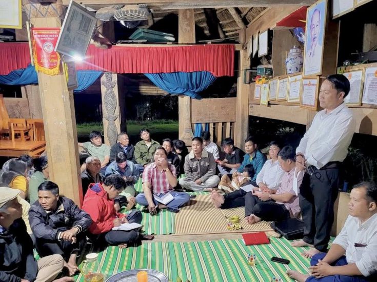 Lideres de la comuna montañosa de Hung Son en Da Nang se reunen con la gente para aprobar la politica y la ubicacion de la construccion de una escuela interna. Foto: Truong An