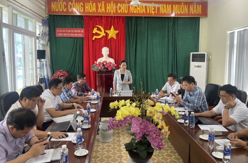 Lideres del Departamento de Educacion y Formacion de la provincia de Dak Lak inspeccionan las instalaciones para prepararse para el nuevo año escolar 2025-2026. Foto: Departamento de Educacion y Formacion de Dak Lak