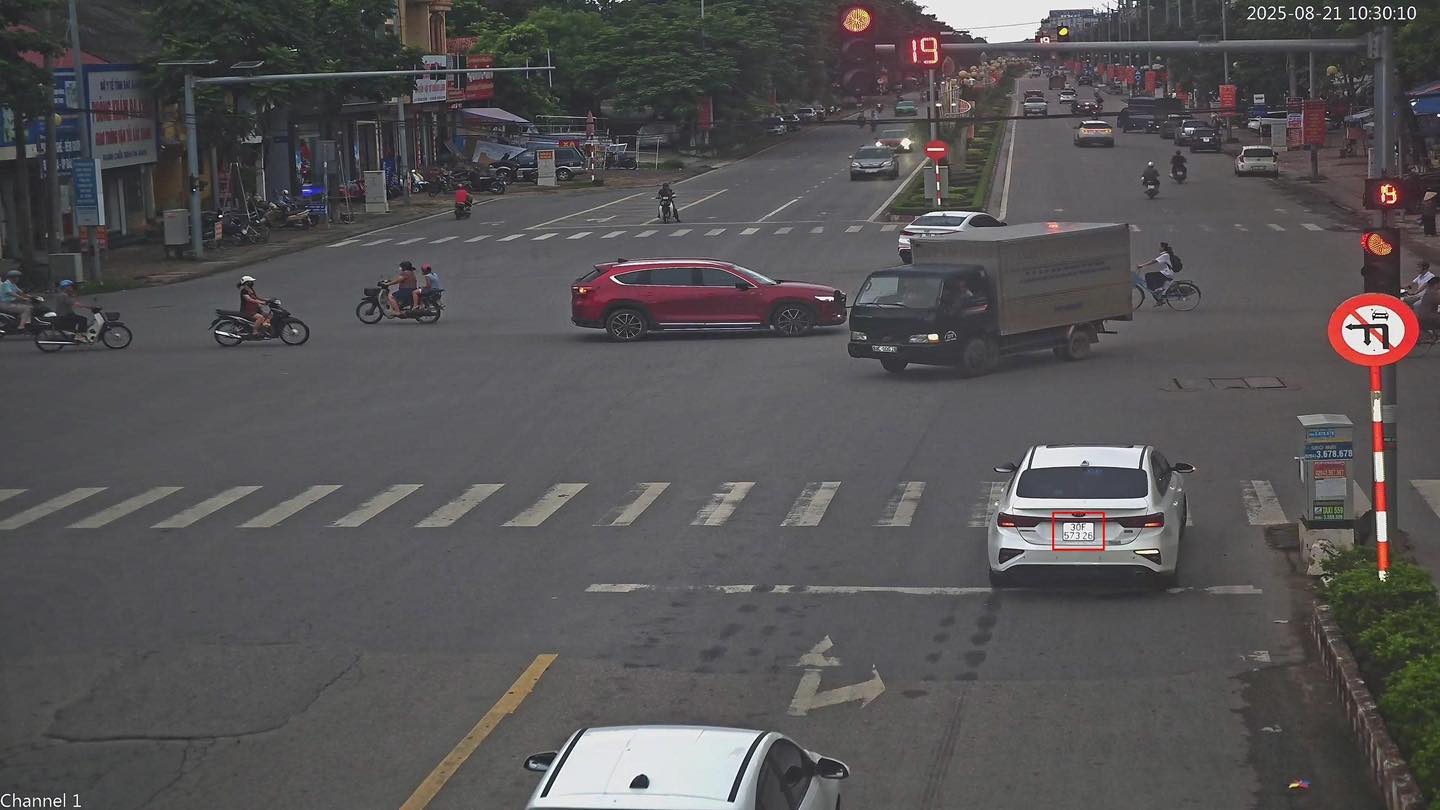 하노이 번호판 차량이 박닌에서 과태료를 부과받았습니다. 사진: 박닌 공안