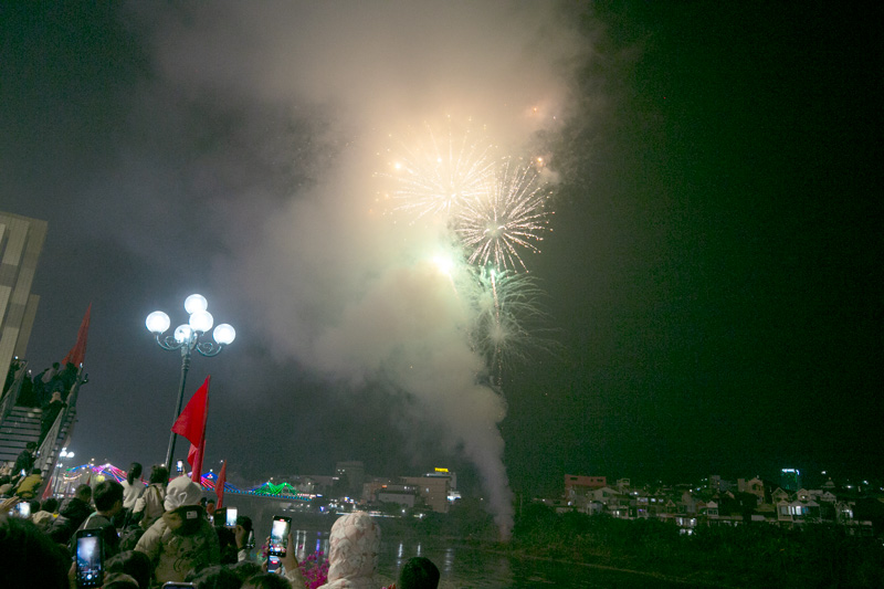 까오방 시민들이 2024년 양력 설날 불꽃놀이를 보기 위해 몰려들었습니다. 사진: Tan Van