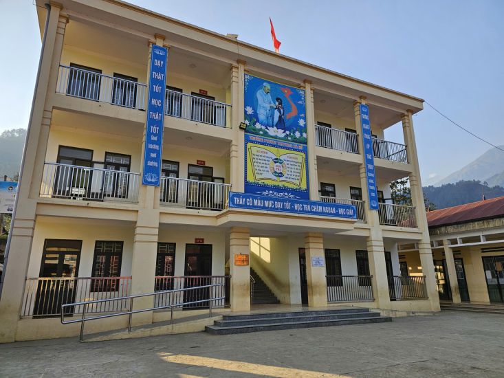 황금 마음 자선 기금의 지원을 통해 약 500명의 몽족 학생들이 더 넓은 학교에서 공부하게 되었습니다. 사진: 바오 응우옌