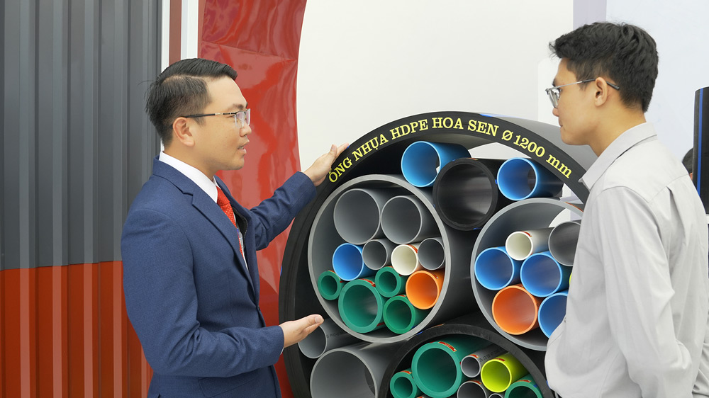 Hoa Sen phi 1,200 mm HDPE plastic pipes are introduced to customers at the exhibition. Photo: Provided by the enterprise