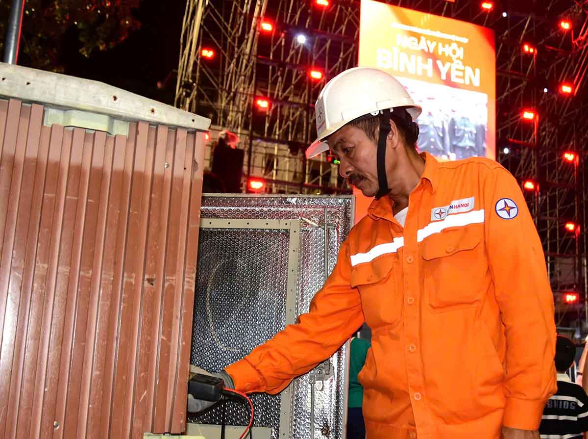 Bat ke ngay hay dem, ho tuc truc 24/24h o tung dia diem, bao dam dong dien luon thong suot de anh sang san khau ruc ro dung gio, tron ven cam xuc (Chuong trinh Ngay hoi Binh Yen - Ho Hoan Kiem). Anh: Minh Thu.