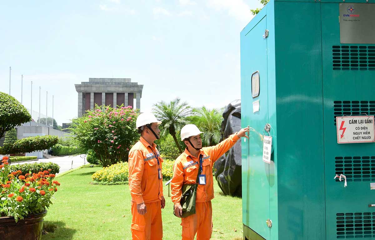 Tai vi tri Quang truong Ba Dinh - Noi dien ra dai le, nhung nguoi tho dien EVNHANOI lang le co mat tu som. Anh: Minh Thu.