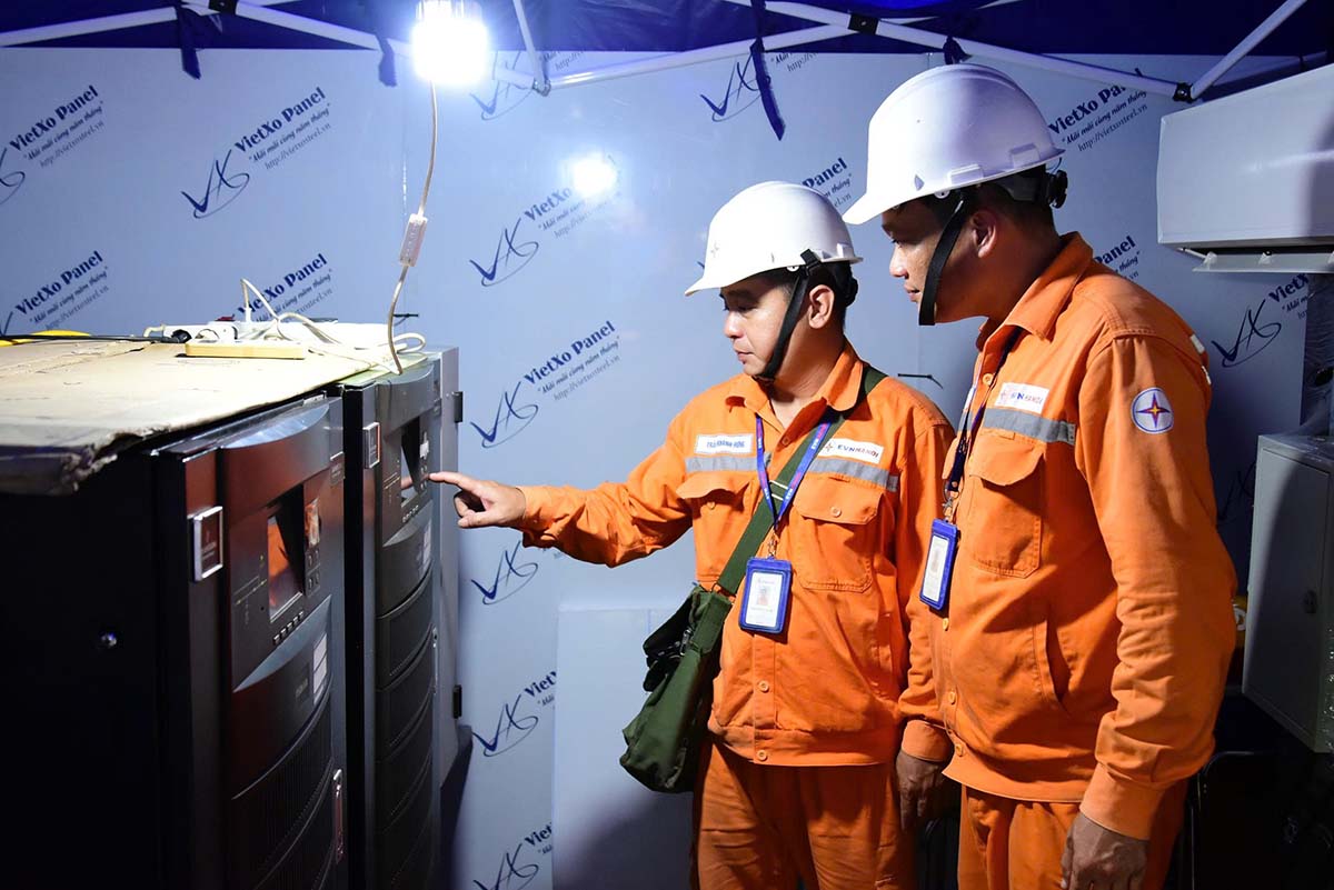 EVNHANOI employees are always careful in reviewing each electrical equipment, meticulously checking the whole processor system... Photo: Minh Thu.